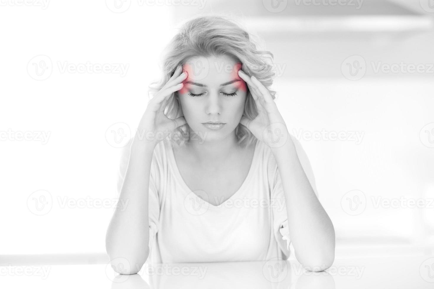 mujer adulta con dolor de cabeza en casa foto