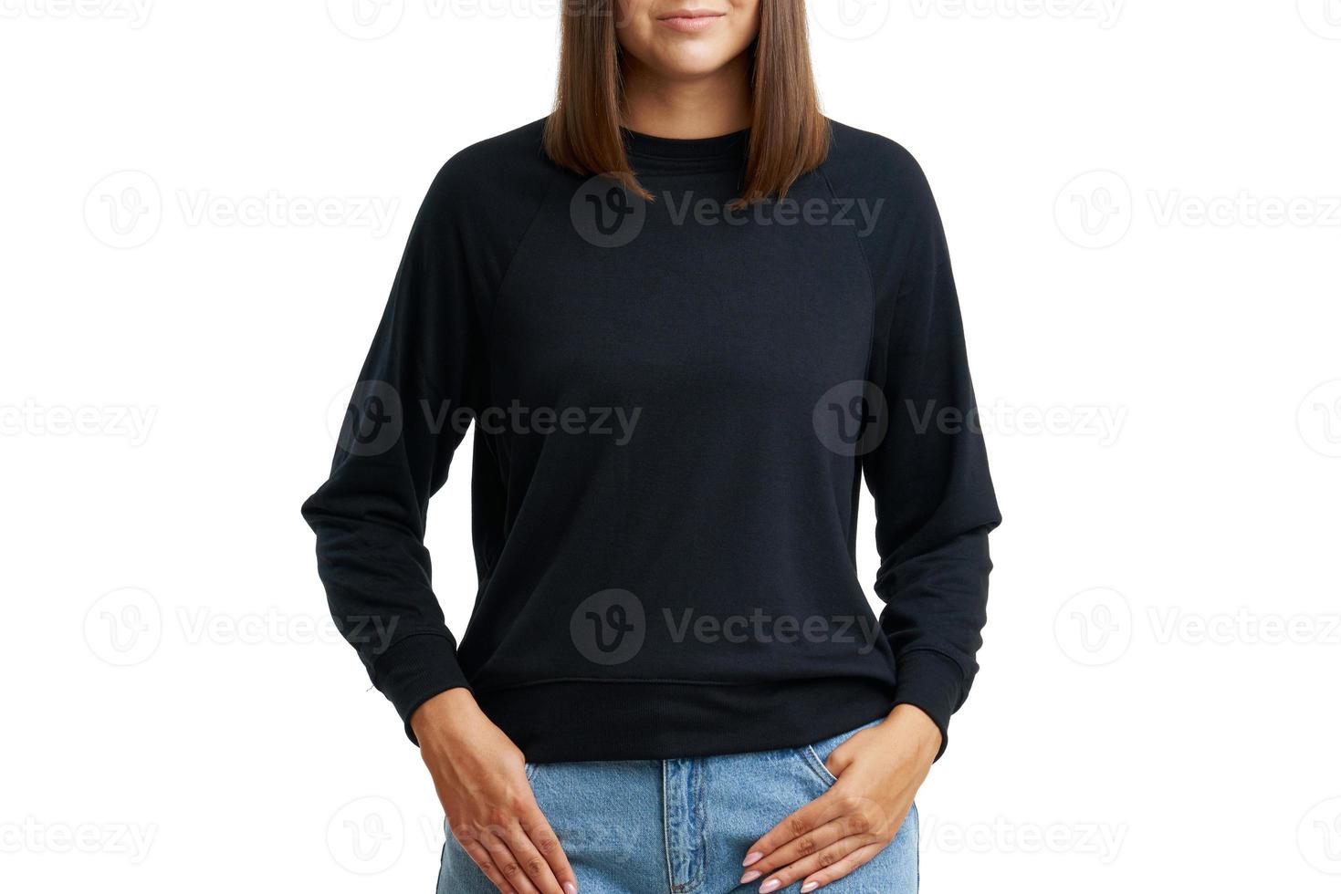 mujer joven en blusa negra aislada foto