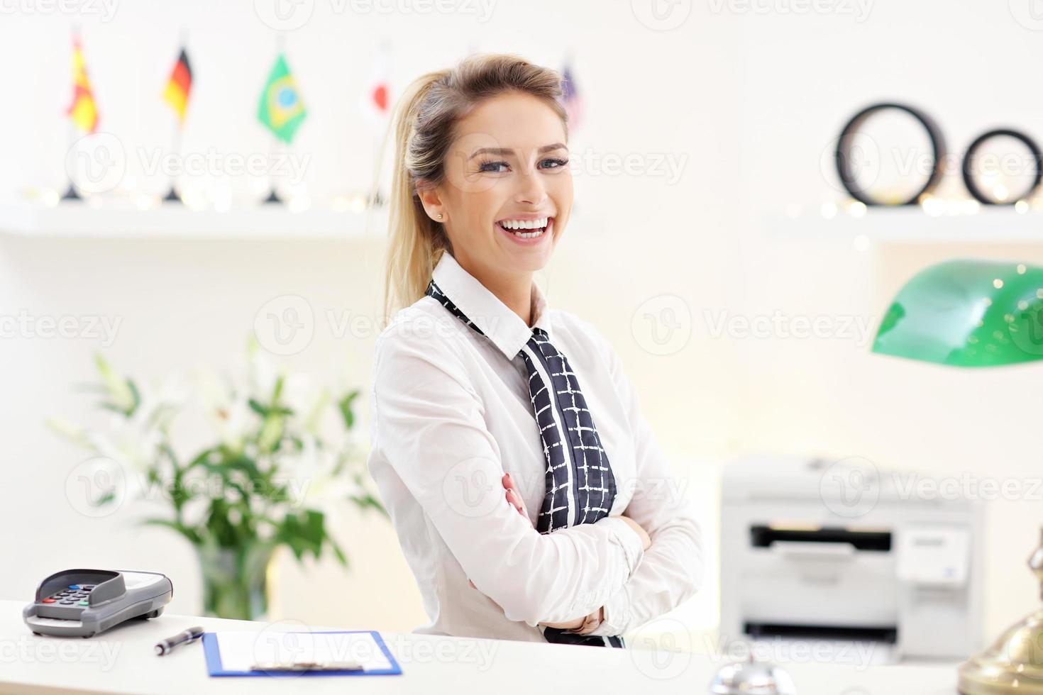 recepcionista feliz trabajando en hotel foto