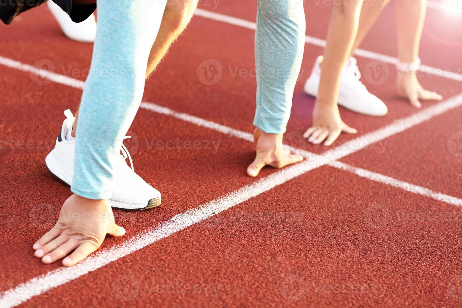 hombre y mujer corriendo en pista al aire libre foto