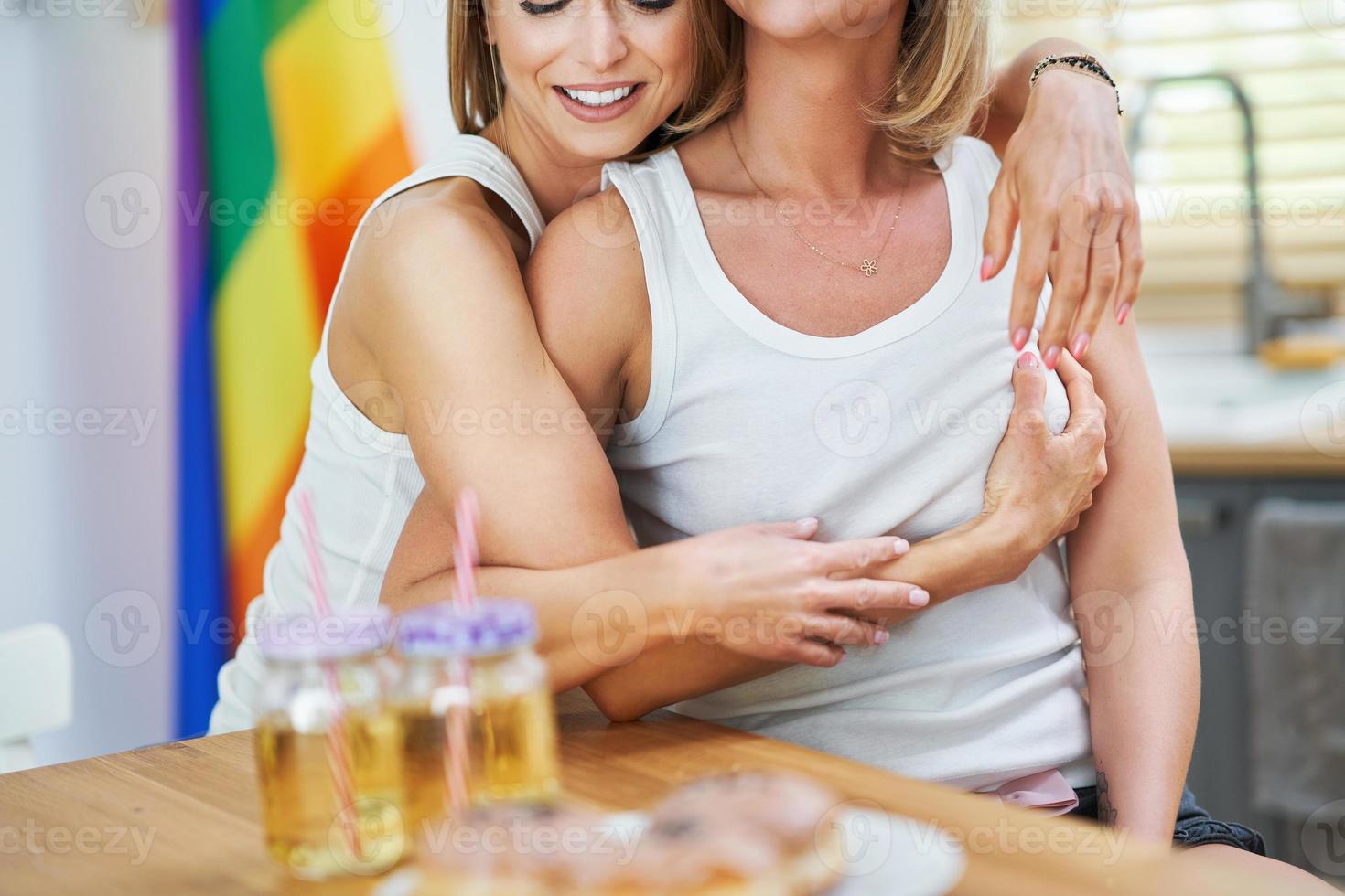 pareja de lesbianas lgbt momentos de amor en el concepto de felicidad de la cocina foto