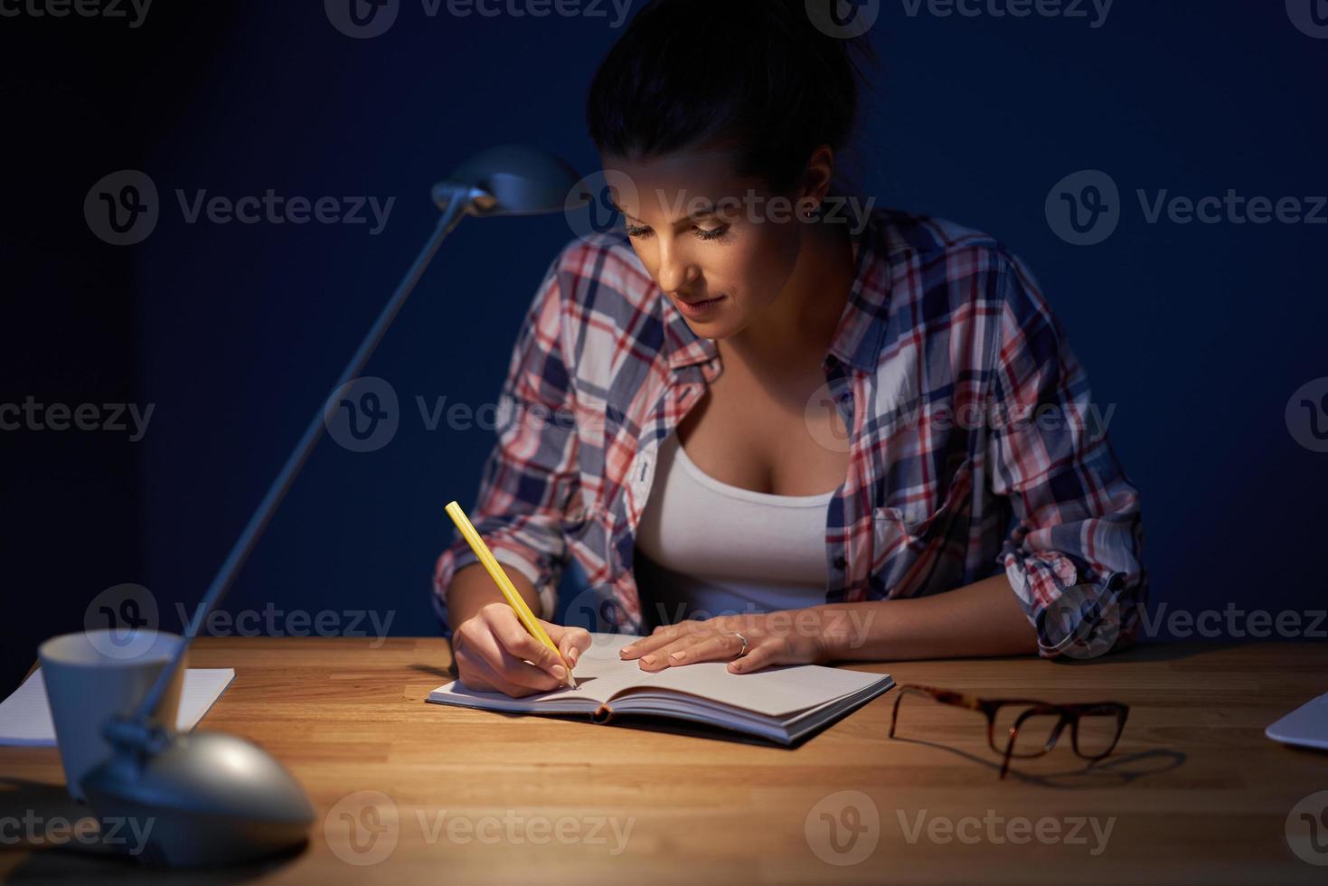 estudiante cansada aprendiendo hasta tarde en casa foto