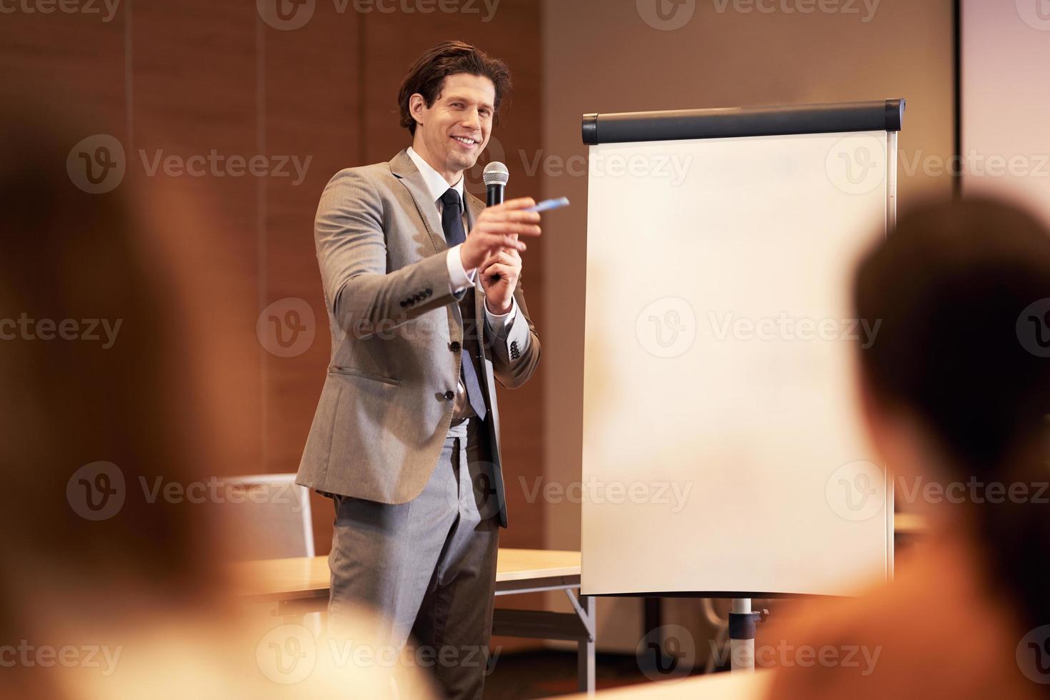 gente de negocios entrenándose durante la conferencia foto