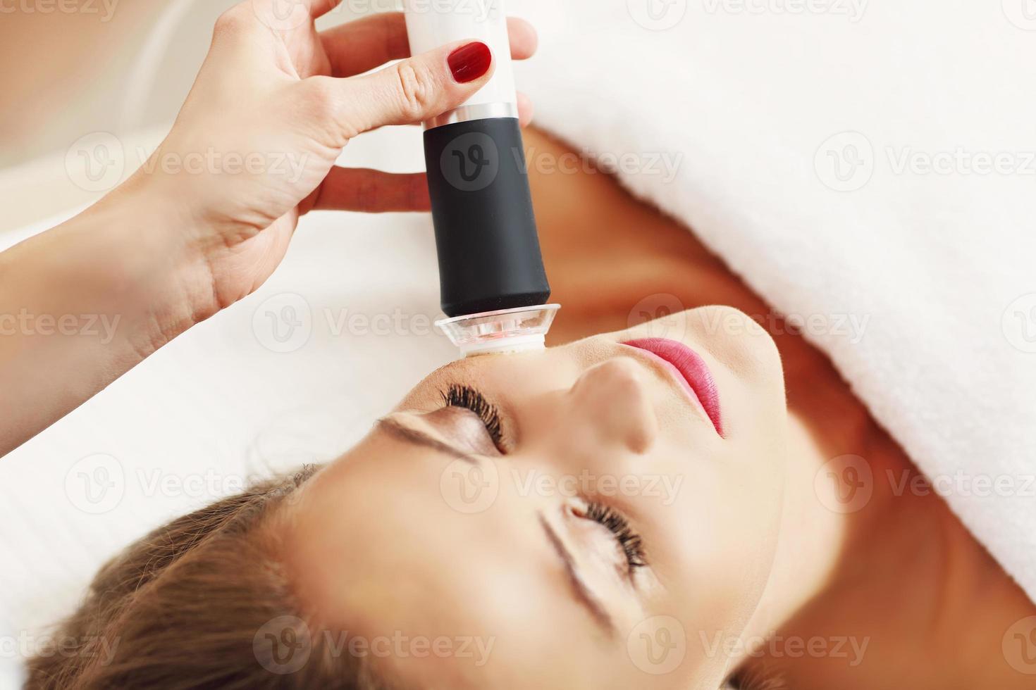 mujer con peeling facial en salón de belleza foto