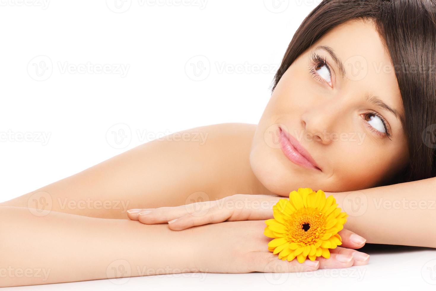 mujer descansando con una flor foto