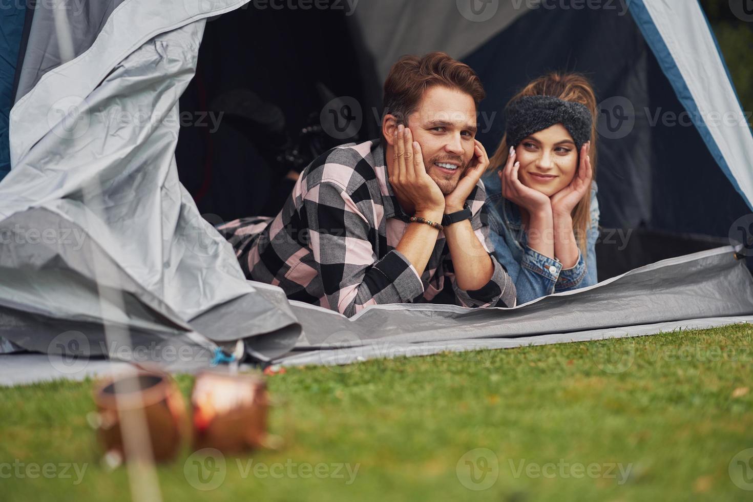 joven pareja agradable divirtiéndose en el camping foto