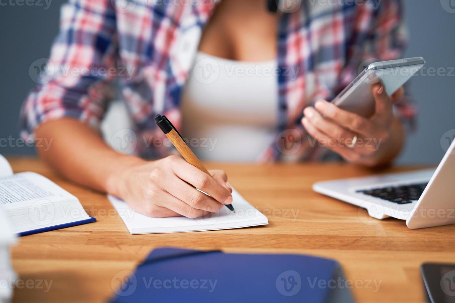 parte media de una estudiante aprendiendo en casa foto