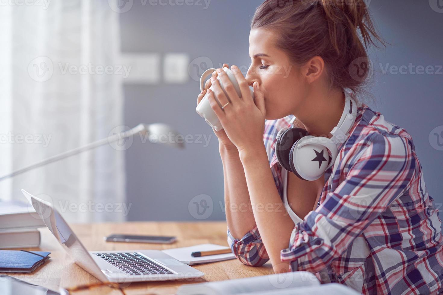 estudiante aprendiendo en casa foto