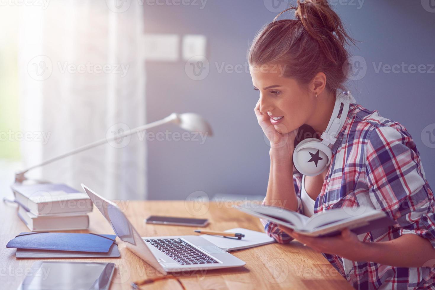 estudiante aprendiendo en casa foto