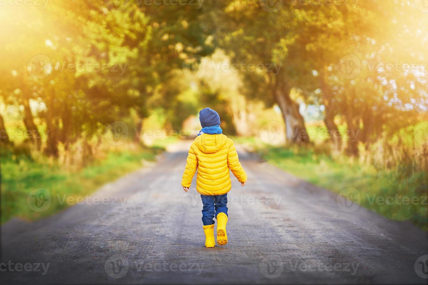 niño feliz niño jugando afuera en otoño foto