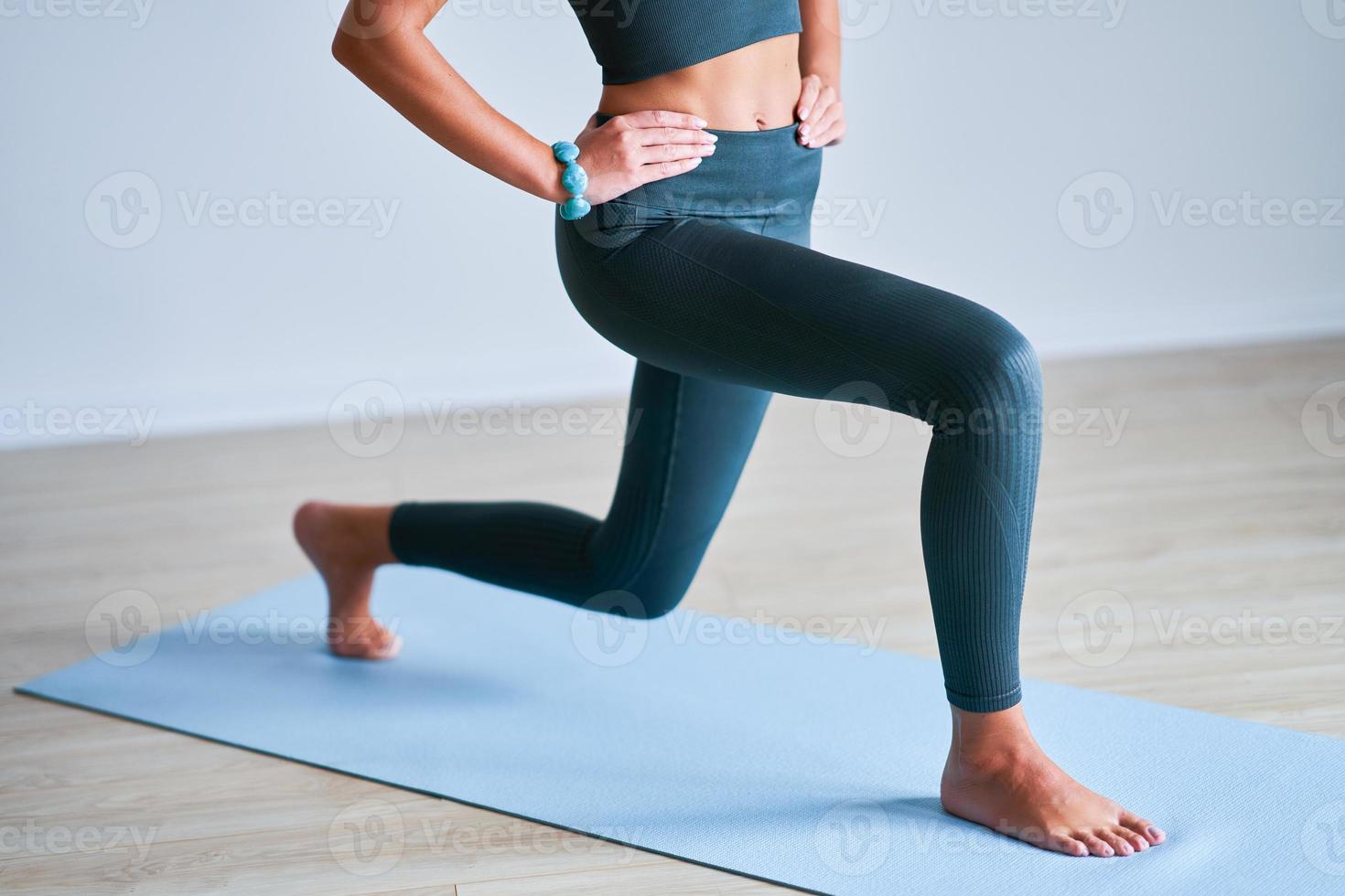 mujer adulta practicando yoga en casa foto