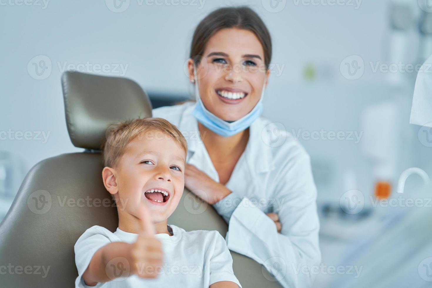 niño pequeño y mujer dentista en la oficina de dentistas foto