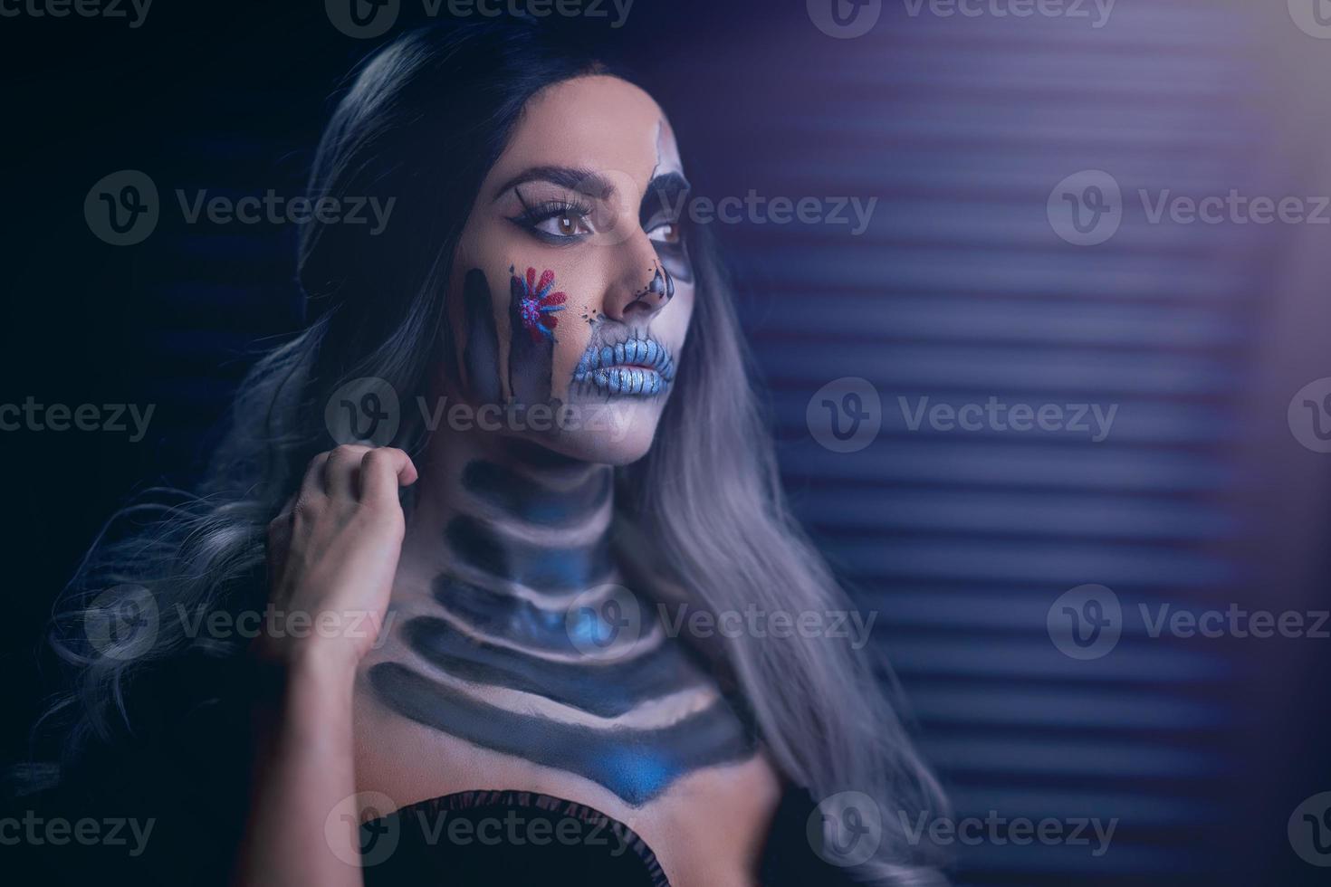 espeluznante retrato de mujer con maquillaje gótico de halloween foto