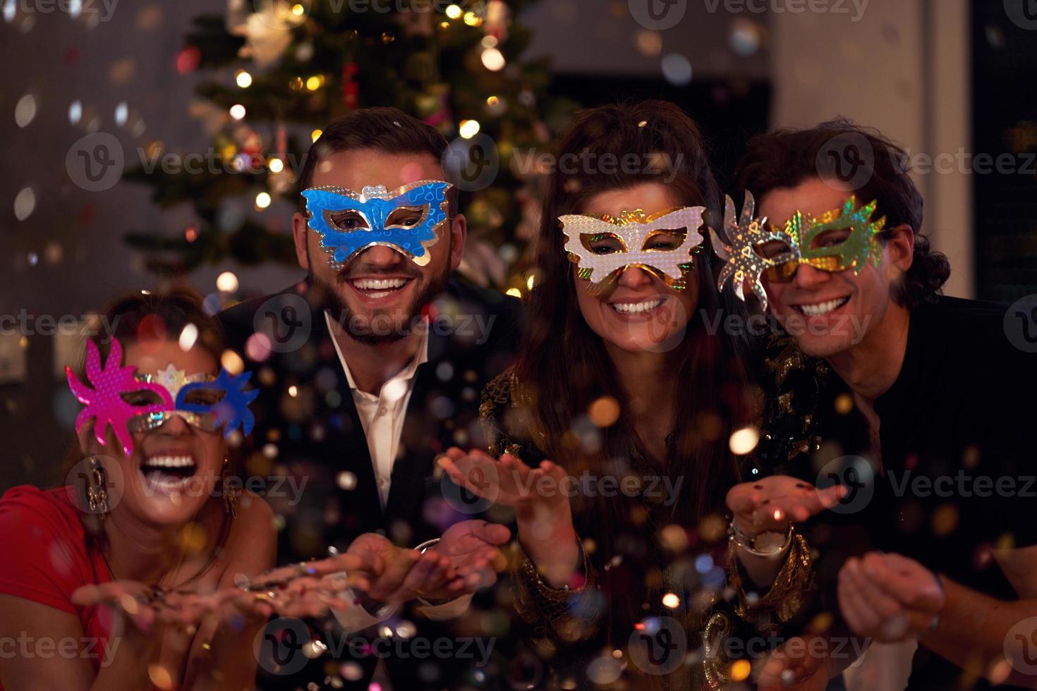 dos hermosas parejas jóvenes divirtiéndose en la fiesta de fin de año foto