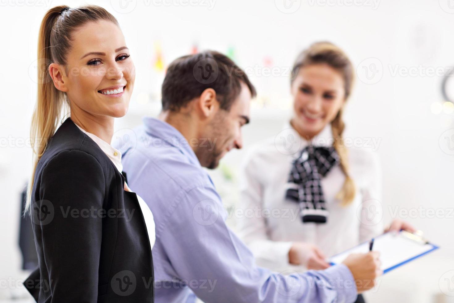 recepcionista del hotel hablando con los huéspedes foto