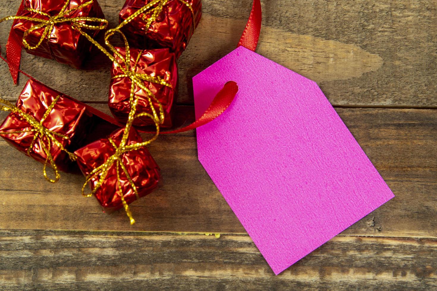 elementos decorativos de navidad junto a la tarjeta con cinta roja y espacio para escribir foto