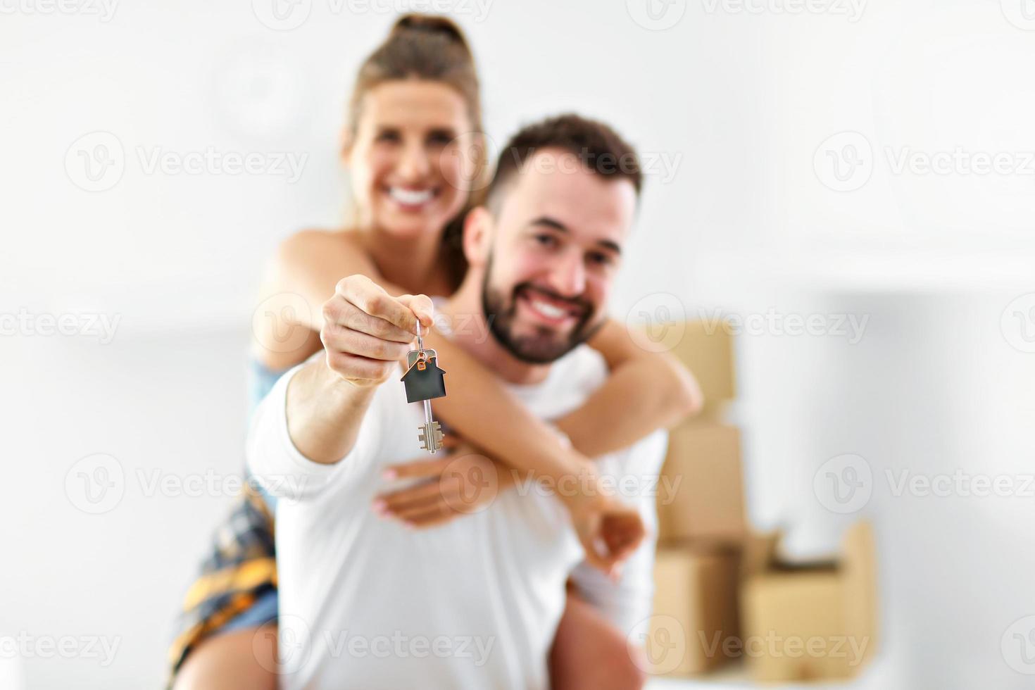 feliz pareja adulta mudándose o entrando a un nuevo hogar foto