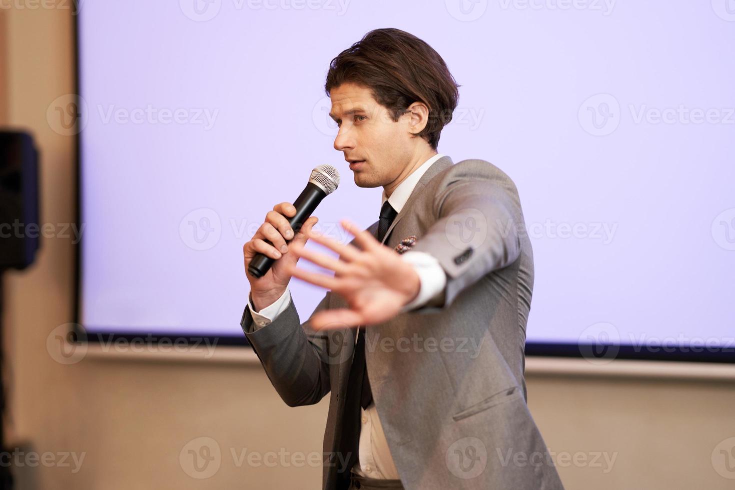 hombre de negocios que tiene un discurso durante la conferencia foto