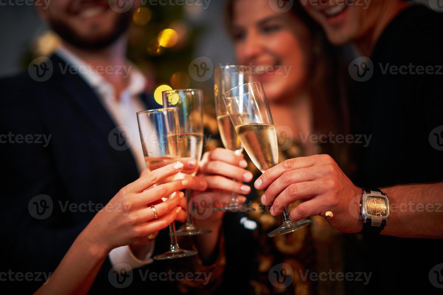 dos hermosas parejas jóvenes divirtiéndose en la fiesta de fin de año foto