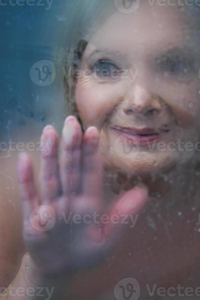 mujer mayor duchándose en casa foto