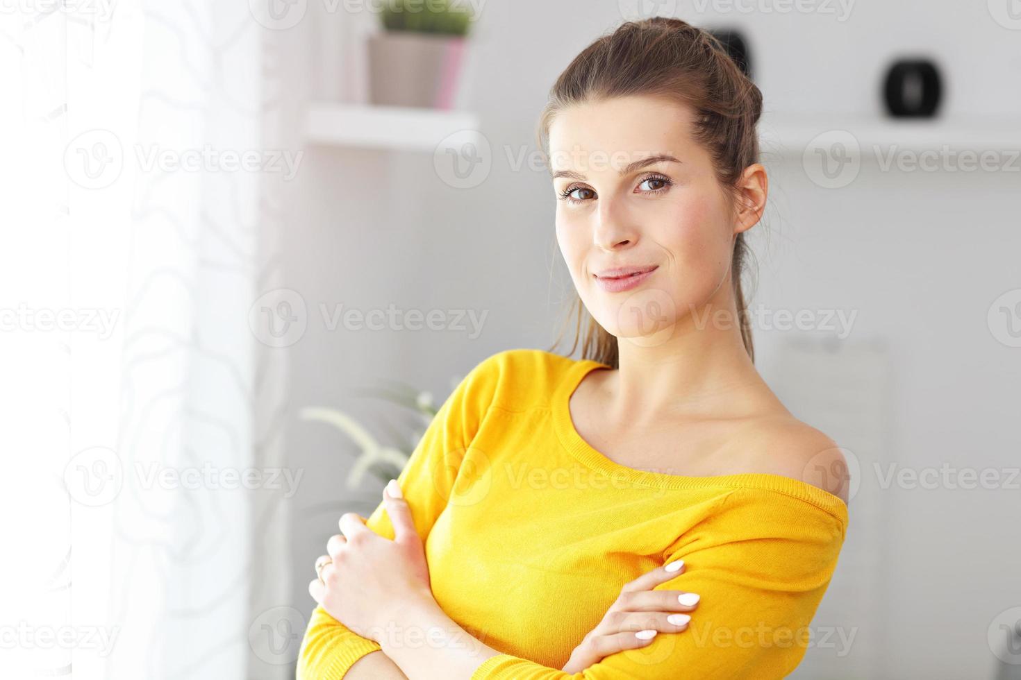 mujer feliz relajándose en casa foto