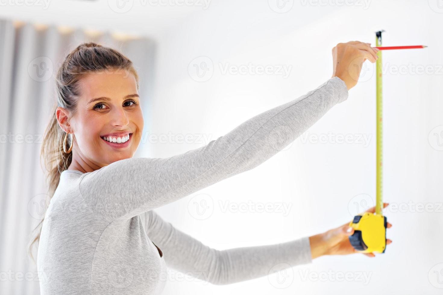 mujer madura haciendo mejoras en el hogar foto