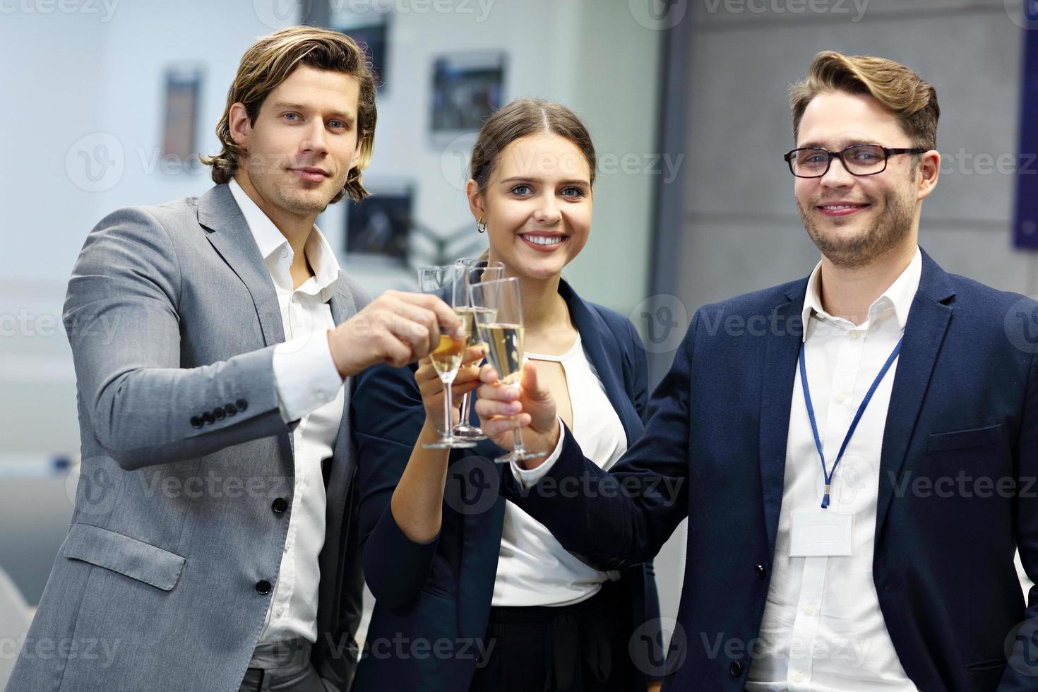grupo de empresarios celebrando el éxito foto