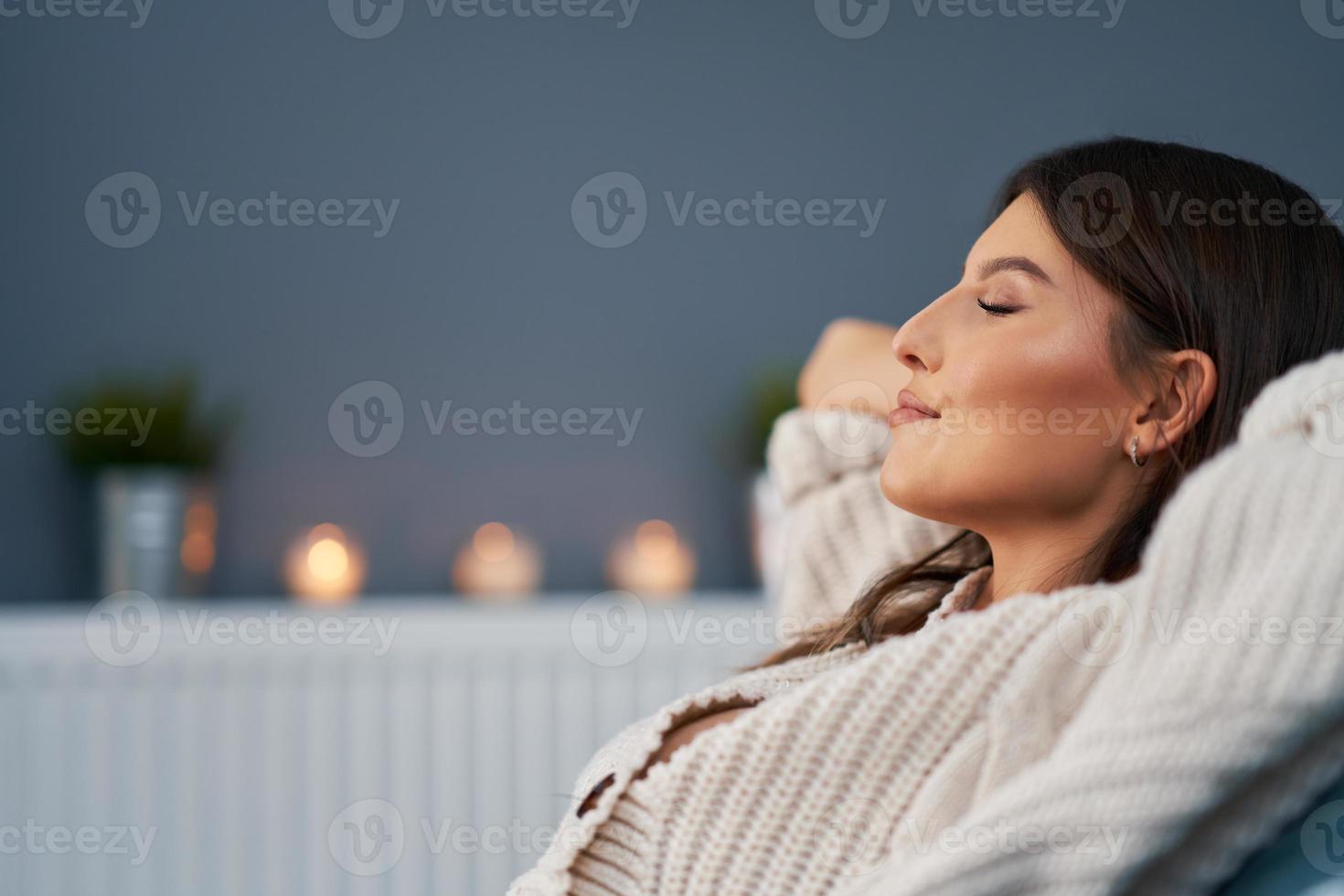 joven mujer sexy relajándose en casa foto
