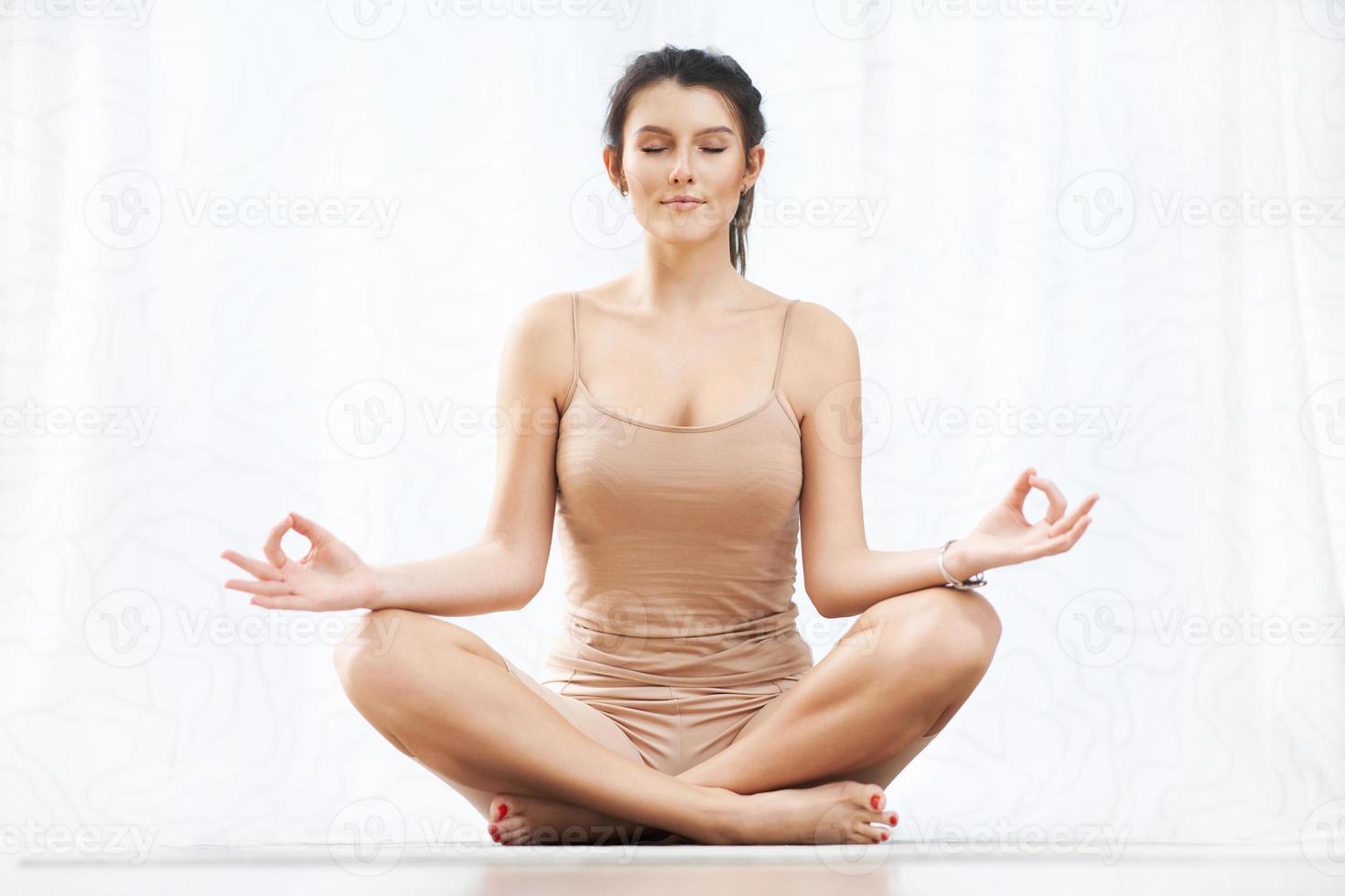 mujer adulta practicando yoga en casa foto