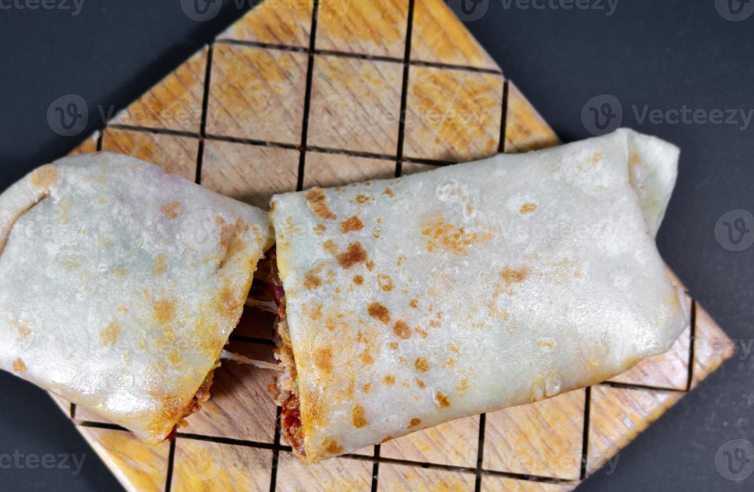 burrito pastor mexicano con carne y salsa picante foto