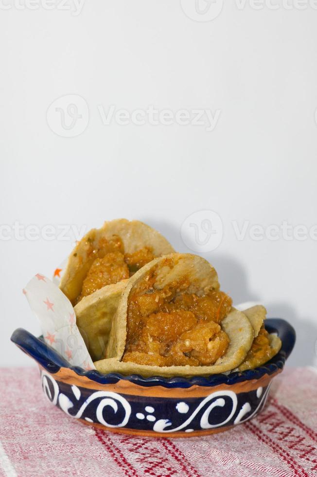 gorditas mexicanas de migajas con chicharrones y chile foto