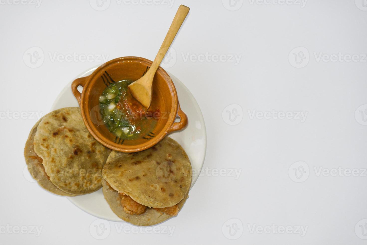 gorditas mexicanas de migajas con chicharrones y chile foto