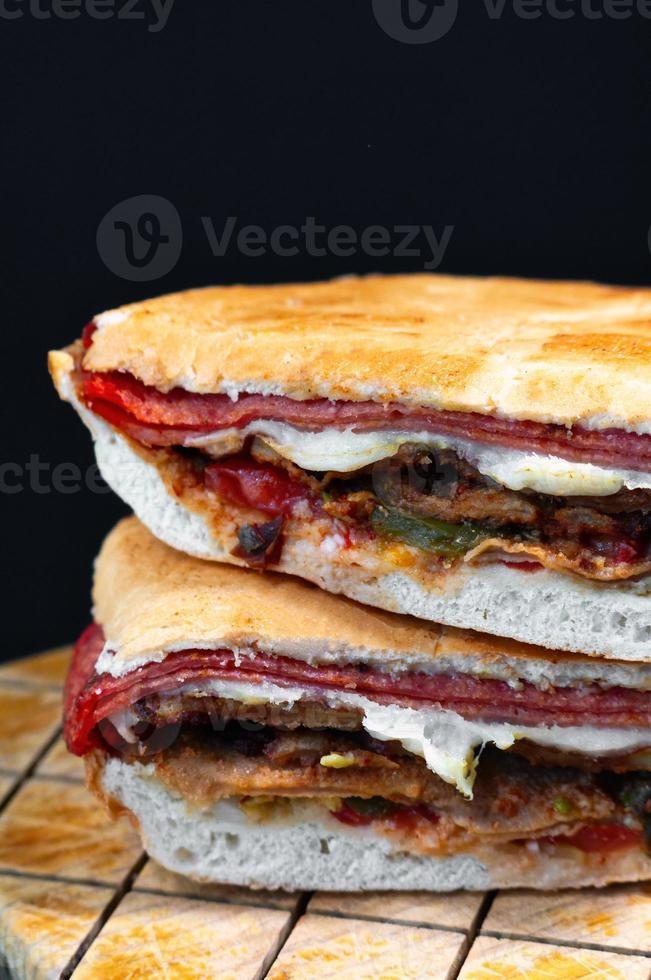 torta mexicana caprichosa grande con milanesa de cerdo, jamón de pierna y queso foto