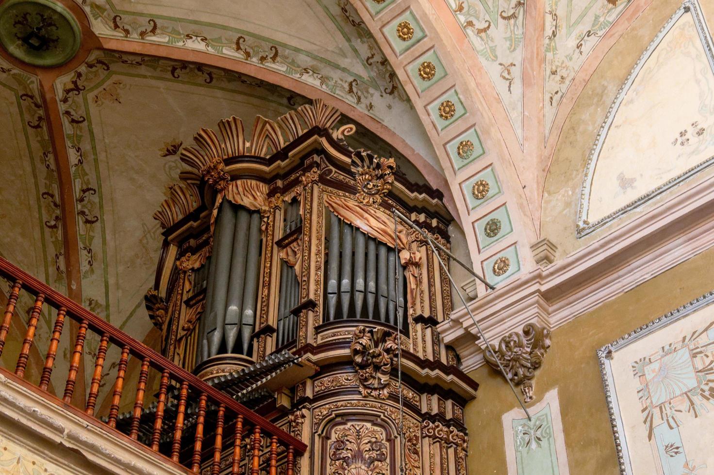 santiago de queretaro, queretaro, mexico - 09 de noviembre de 2022 viejo organo en la iglesia de santiago apostol foto