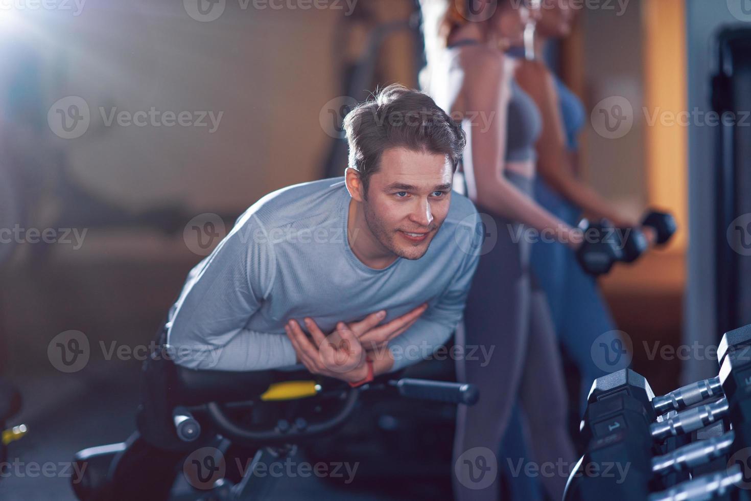 grupo de personas haciendo ejercicio en un gimnasio foto