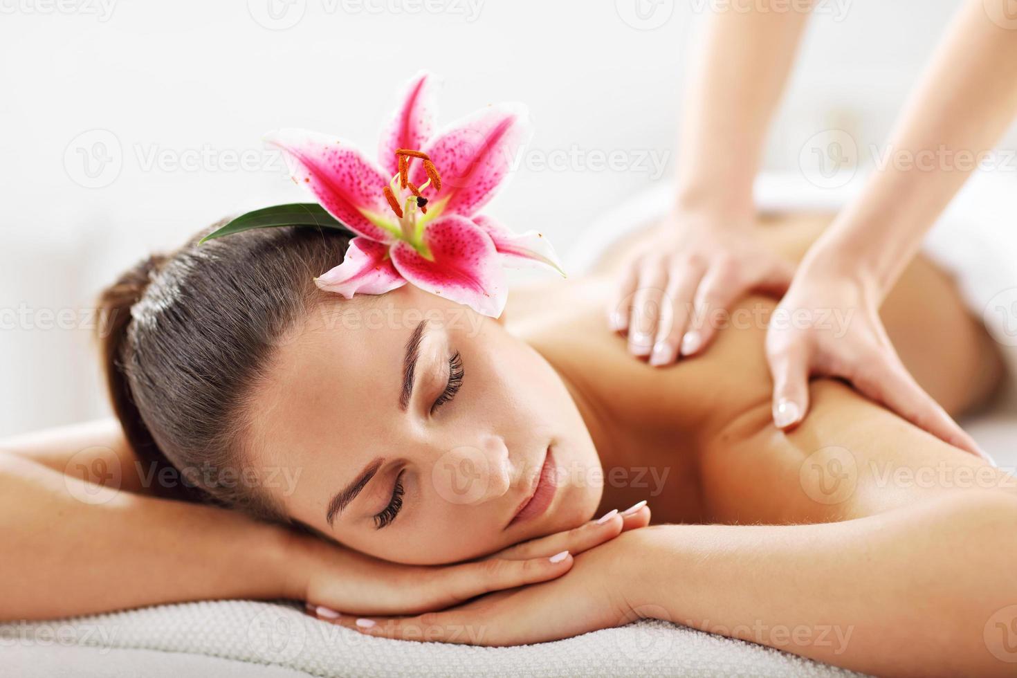 bella mujer recibiendo masajes en el spa foto
