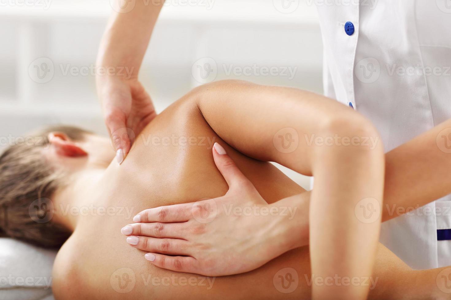 una foto de una mujer con terapia de espalda