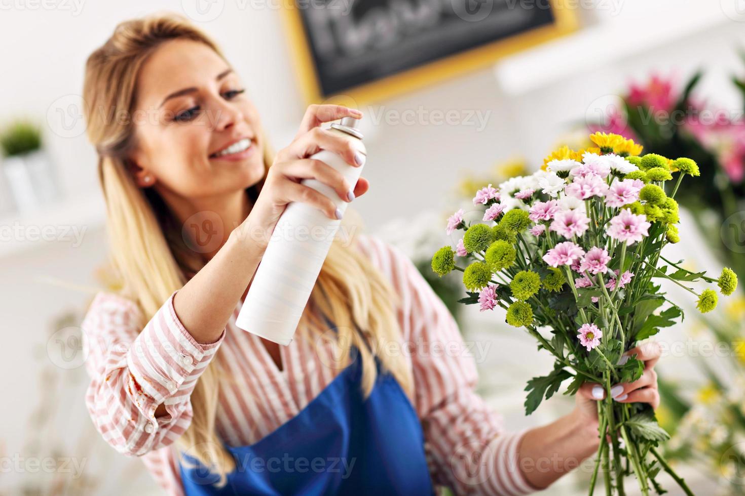 floristería femenina trabajando en floristería foto