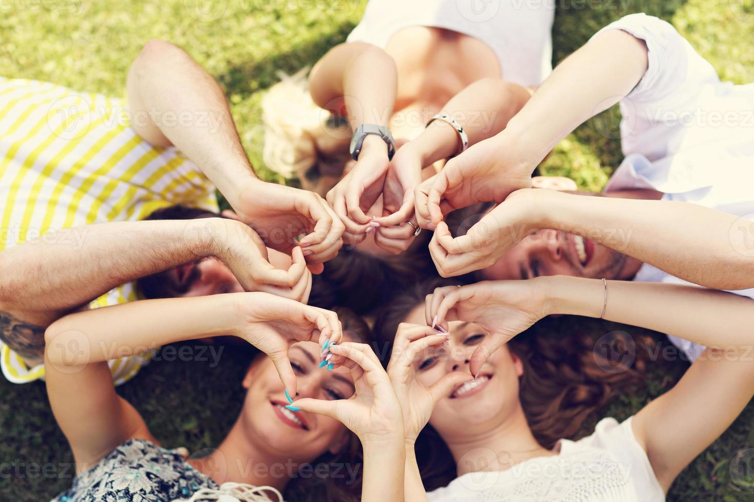 grupo de amigos divirtiéndose juntos en el césped foto