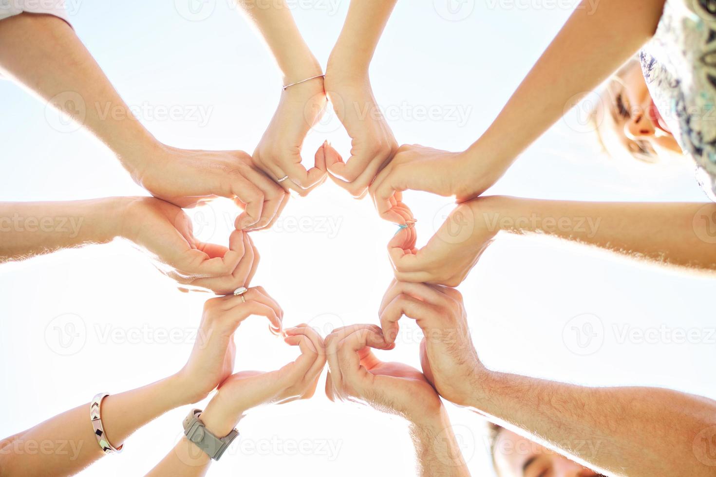 grupo de amigos divirtiéndose juntos en el césped foto