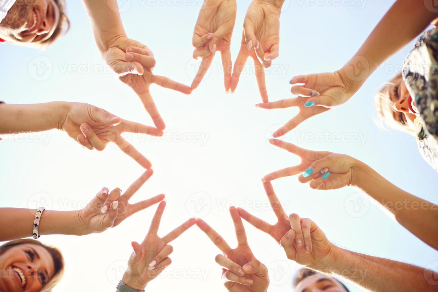 grupo de amigos divirtiéndose juntos en el césped foto