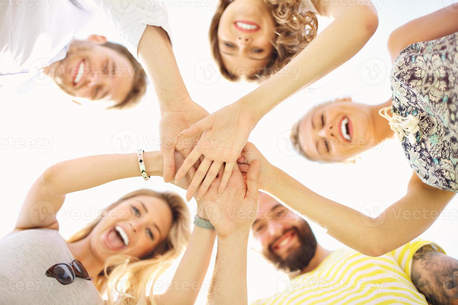 grupo de amigos divirtiéndose juntos en el césped foto