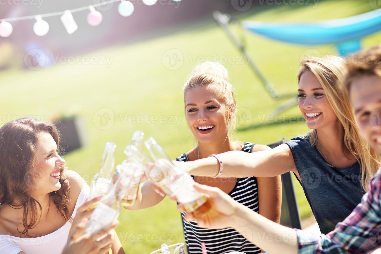 amigos que tienen una fiesta de barbacoa en el patio trasero foto