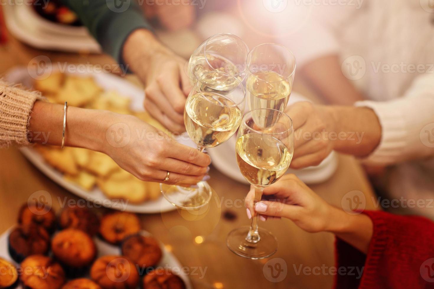 grupo de amigos celebrando la navidad en casa foto