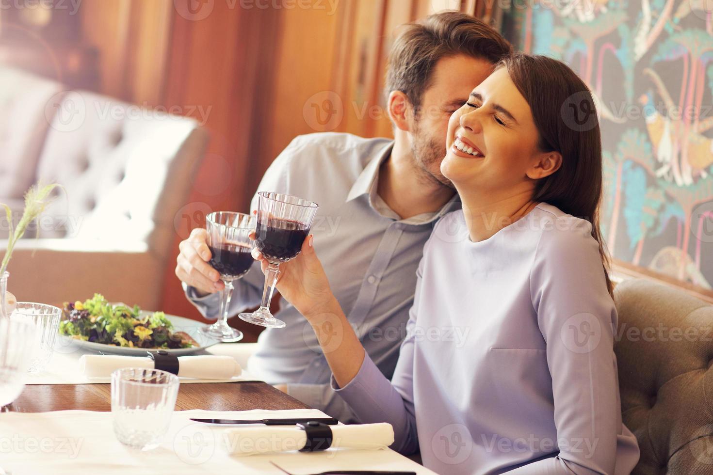 pareja romantica saliendo en restaurante foto