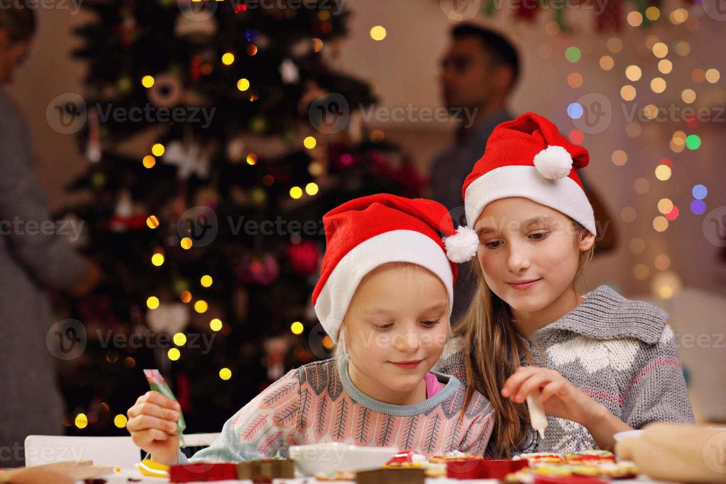 familia feliz preparando galletas navideñas foto