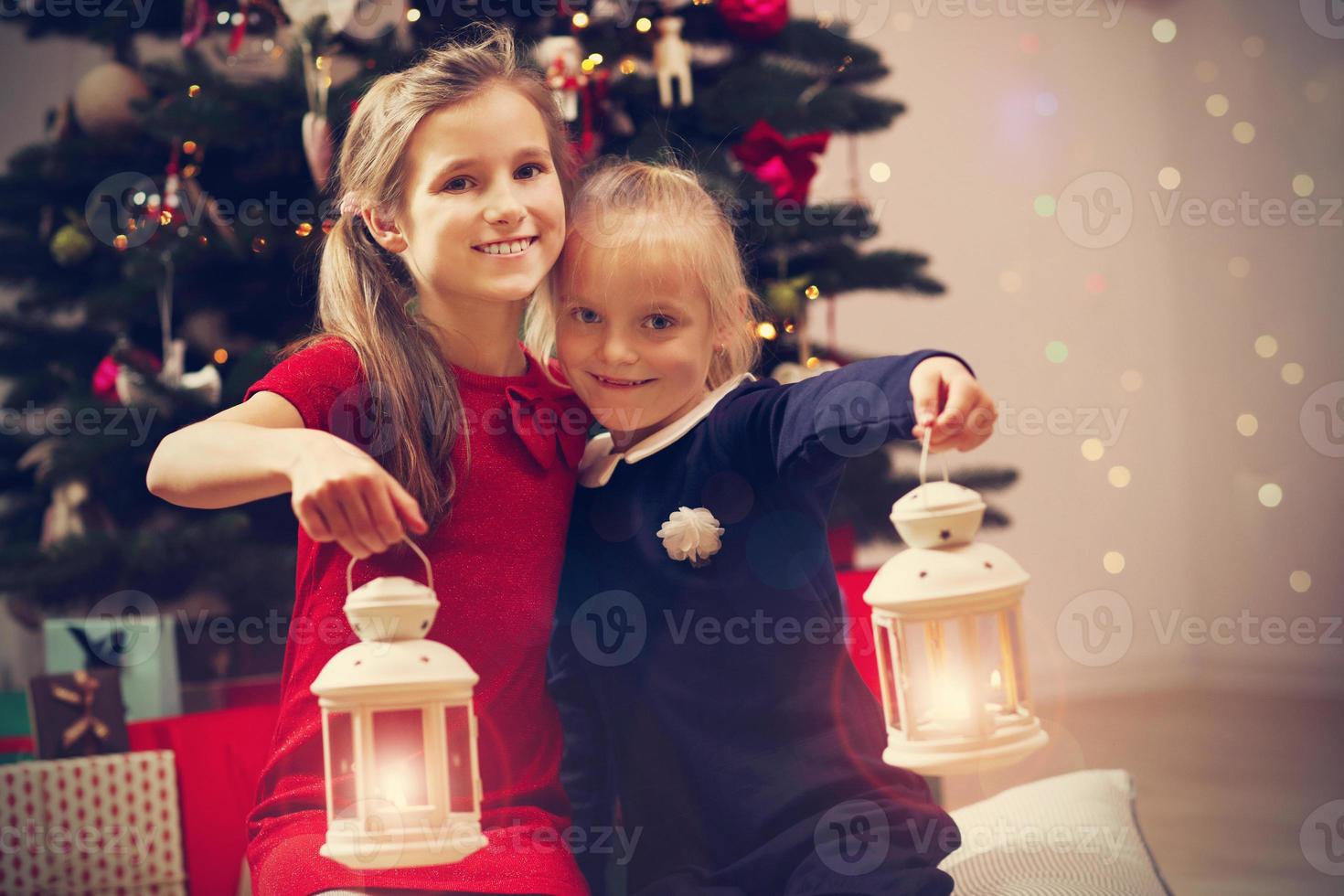 niños felices posando con farolillos de navidad foto
