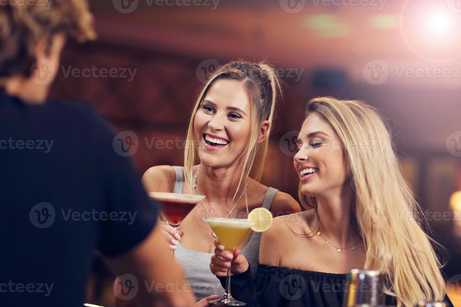 grupo de amigos disfrutando de una bebida en el bar foto