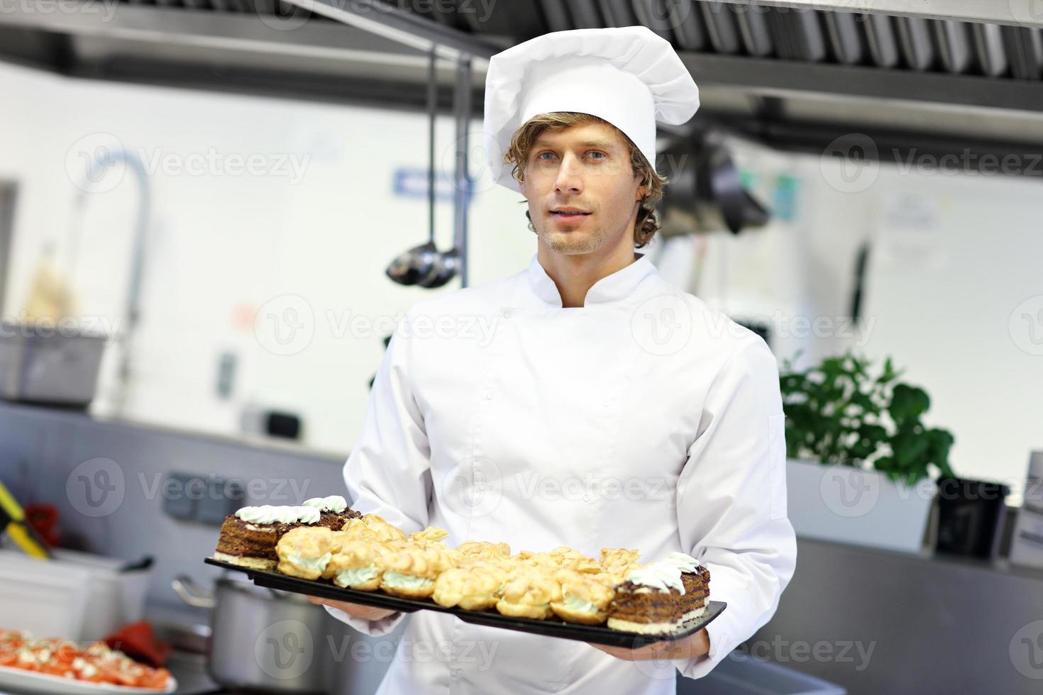 chef ocupado en el trabajo en la cocina del restaurante foto