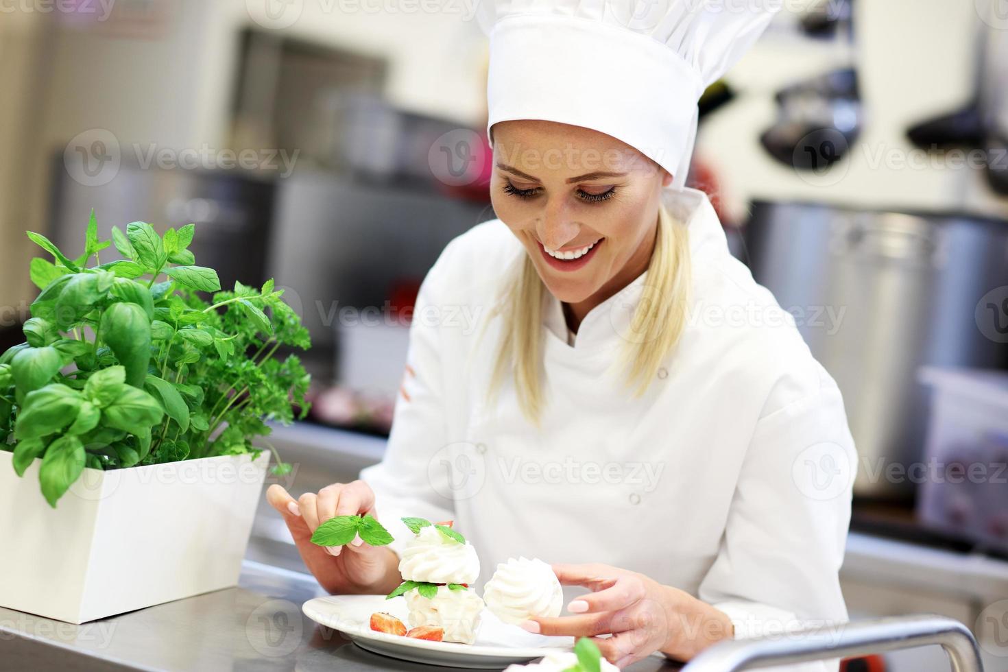 chef ocupado en el trabajo en la cocina del restaurante foto